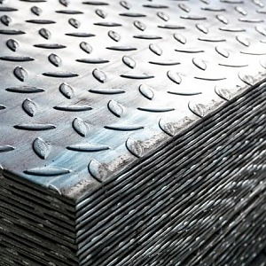 Лист стальной рифленый